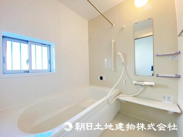 浴室暖房換気乾燥機付きの浴室です。雨の日の洗濯干しやカビの抑制が出来ます。 【内外観】浴室