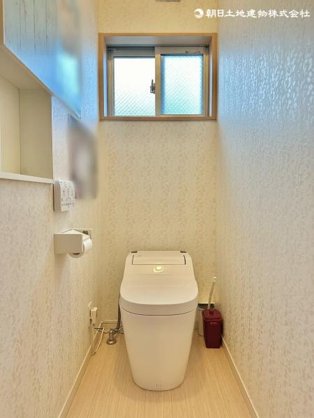 2階トイレはタンクレス。スタイリッシュなデザイン。ウォシュレット付きでトイレ環境を清潔に保てます。 【内外観】トイレ
