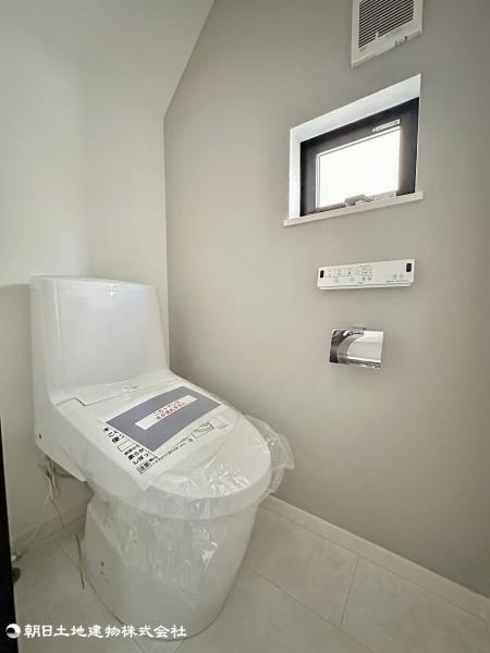 普段使う箇所だからこそ手入れのしやすいデザインを採用。ウォシュレット付きでトイレ環境を清潔に保てます。 【内外観】トイレ