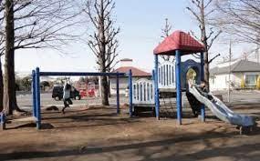 【藤塚みどり公園】　楽しめる遊具があり　広いスペースで小さいお子さまから大きなお子さままで充分に遊べます。 【周辺環境】公園