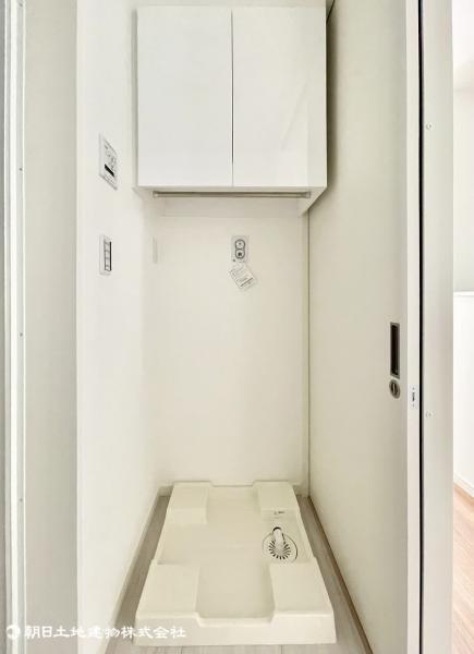 洗濯機の下で漏水や湿気を防いでくれる保護板！あると安心の設備です。 【内外観】洗面台・洗面所