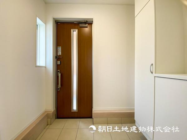 【玄関】圧迫感のないスッキリとした玄関は、汚れやすい空間を清潔に保ち心にも余裕を持たせてくれます 【内外観】玄関