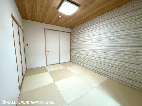 従来の畳のイメージを払拭する琉球畳を採用しました。 【内外観】リビング以外の居室