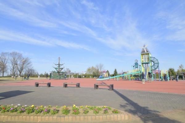 【風車公園】40ｍ　遊具がたくさんあり人気の公園です。小さい子洋の遊具も別にあります。駐車場もあります。 【周辺環境】公園