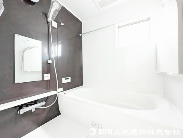 ＜浴室＞１坪タイプの広いユニットバスです。 【内外観】浴室