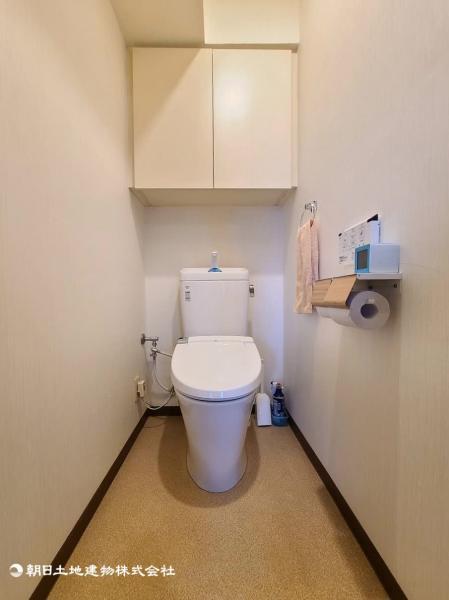 広いトイレ・トイレットペーパーなどの収納もたっぷりでき、利便性の高い造りとなっております。 【内外観】トイレ