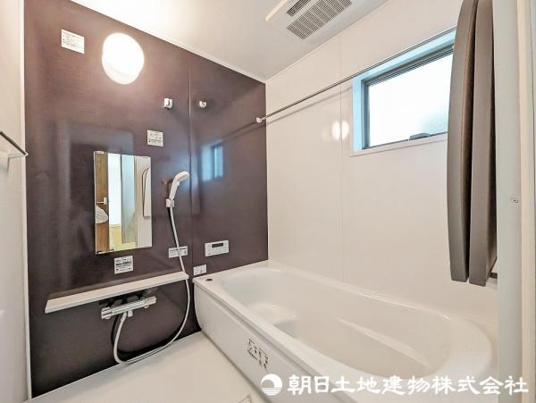 ＜浴室＞１坪タイプの広いユニットバスです。（浴室乾燥機能付） 【内外観】浴室