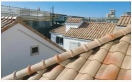 【断熱性が高い洋瓦屋根】　外気温の影響をうけにくい洋瓦は、お部屋の温度を快適にしてくれます。 【構造】構造・工法・仕様
