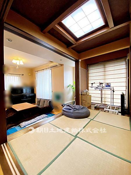 柔らかい畳の敷かれた和室は、お子様とゆっくりくつろげるスペースです。 【内外観】リビング以外の居室
