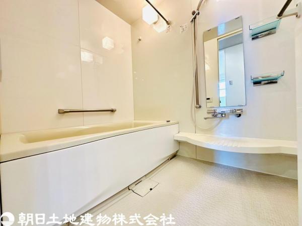 浴室には、乾燥・涼風・暖房・換気などができる、多機能な浴室暖房換気乾燥機を標準装備。雨の日でも洗濯物を乾かせます。 【内外観】浴室