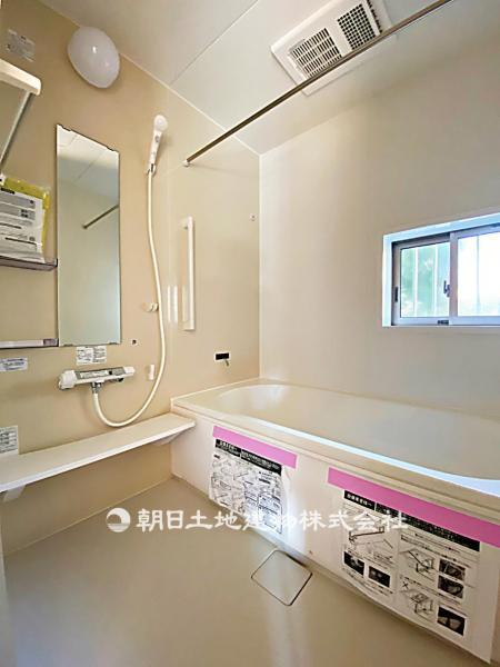 【本分譲地1号棟写真】清潔感のあるカラーで統一された空間は、ゆったりとした癒しのひと時を齎す快適空間に仕上げられています。 【内外観】浴室