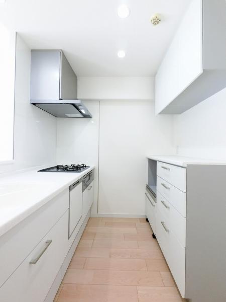 多彩でゆとりある収納設計が、快適なクッキングと美しいキッチン空間を演出します。 【内外観】キッチン