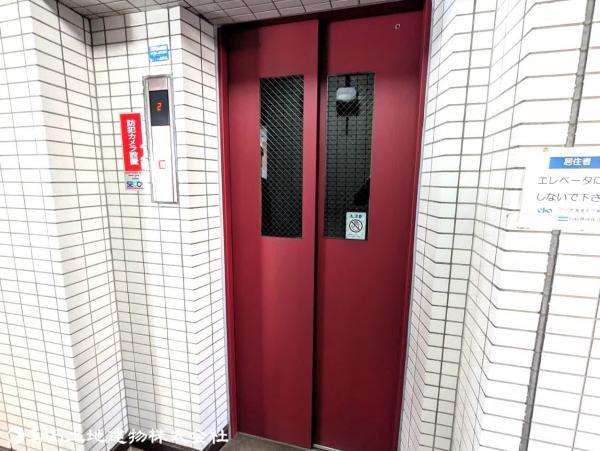エレベーターは全ての階に停止します。 【内外観】その他共用部