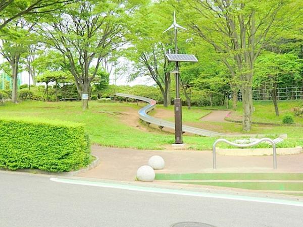 【綾西公園】270ｍ　きれいに整備されて、木立が風に揺れてとても、落ち着く公園です。 【周辺環境】公園