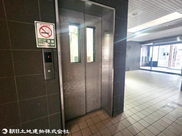エレベーターは全ての階に停止します。 【内外観】その他共用部