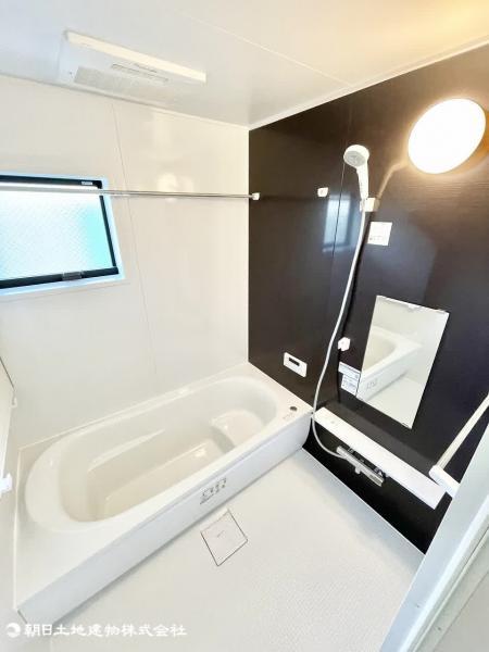 浴室乾燥機はもちろん、日常の中で使う人たちに配慮された細かい設備。標準仕様で「あったらいいな」を再現しました。 【内外観】浴室
