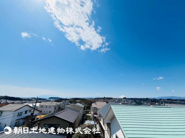 ルーフバルコニーからは江ノ島や富士山が遠望できます。 【内外観】住戸からの眺望写真
