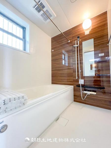 【浴室】快適な使い心地とゆとりある空間が1日の疲れを解きほぐすバスルーム。空間も浴槽もゆったりのびのび使えるゆとり設計。広く感じるゆとり設計で快適なリラックスタイムを過ごせます。 【内外観】浴室