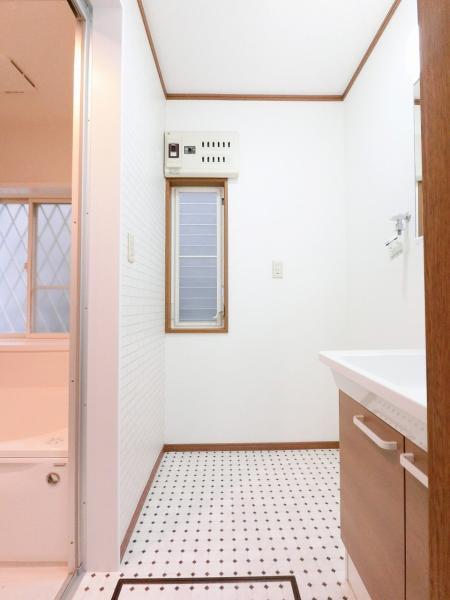 洗面所には窓がありますので換気に便利です。 【内外観】洗面台・洗面所