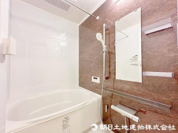 清潔感のある浴室。素敵なバスタイムをお過ごし下さい。 【内外観】浴室