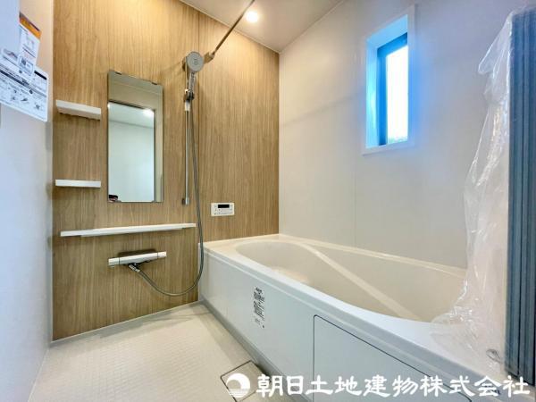 アクセントパネルを使用し、落ち着いた雰囲気が魅力のバスルーム！ 【内外観】浴室