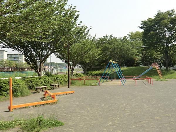 上飯田クローバー公園860ｍ 【周辺環境】公園