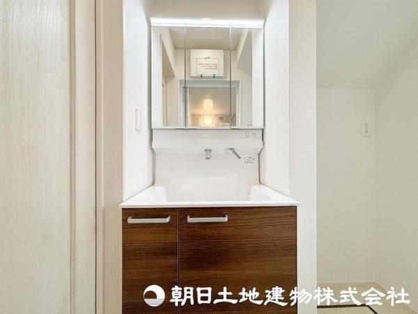鏡の裏側は収納スペースとして利用でき、小物などの保管に便利な棚も付いています。 【内外観】洗面台・洗面所