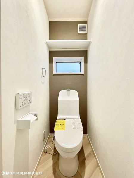 普段使う箇所だからこそ手入れのしやすいデザインを採用。上部棚にはトイレットペーパーを置けます。 【内外観】トイレ
