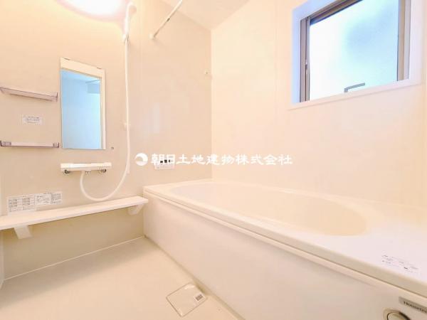 １坪以上広さを設けた浴室でゆったりバスタイム 【内外観】浴室