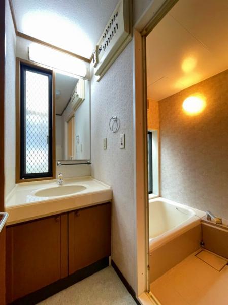 洗面室は窓付き。浴室からの湿気を逃がしやすいです。 【内外観】洗面台・洗面所