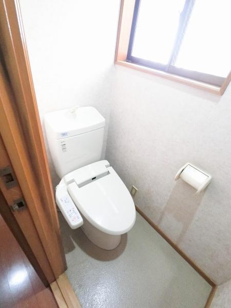 開口窓も設け清潔な室内を演出することが可能です。 【内外観】トイレ