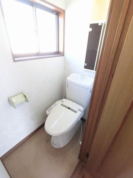 トイレには窓があり明るく清潔感があります。 【内外観】トイレ