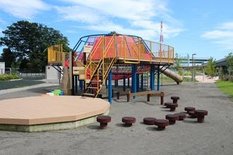 【中野公園】600ｍ　公園内には海老名市初の人工芝を採用したグランドがあります。公園の北側には小さいお子さんから小学生まで楽しめる大型遊具があります。 【周辺環境】公園