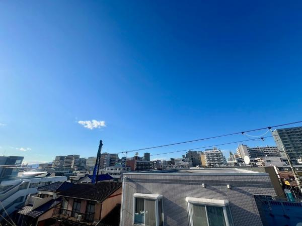 バルコニーからは青空を広く眺望することが出来ます。 【内外観】住戸からの眺望写真