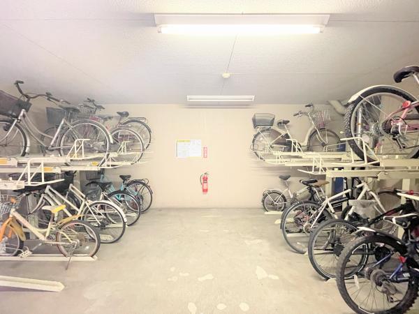 【駐輪場】駅には自転車で通う！というご家庭も多いはずです。 【内外観】その他現地写真