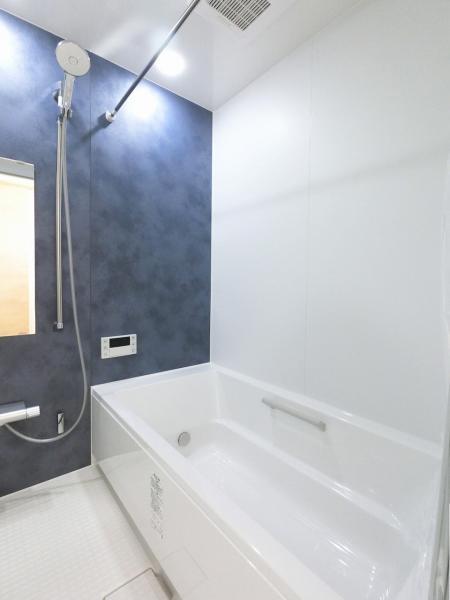 落ち着きのあるツートンの壁色やストレートタイプの浴槽など快適なバスタイムを過ごせます。 【内外観】浴室