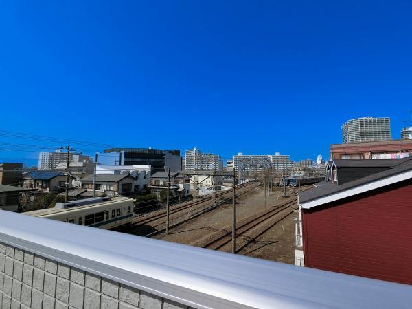 屋上バルコニーからの眺望です。小田急線の電車が見えます。 【内外観】住戸からの眺望写真