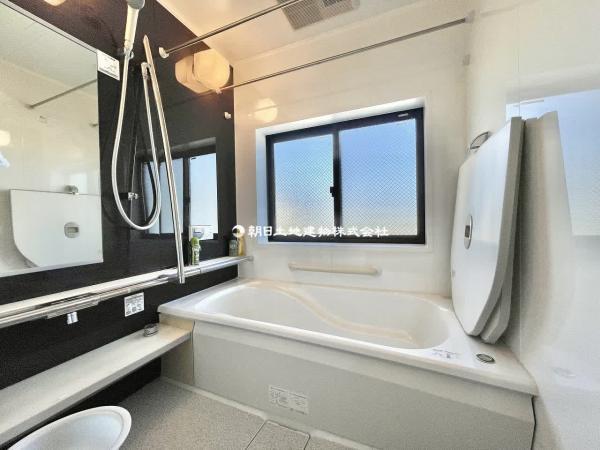 風通しが良く、換気もしっかりできる２階浴室。浴槽が低く、高齢者にも配慮したユニットバス。 【内外観】浴室
