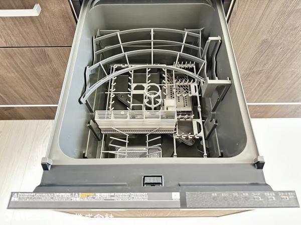 ビルドイン食洗器で効率よく家事を進めることができます。 【内外観】キッチン