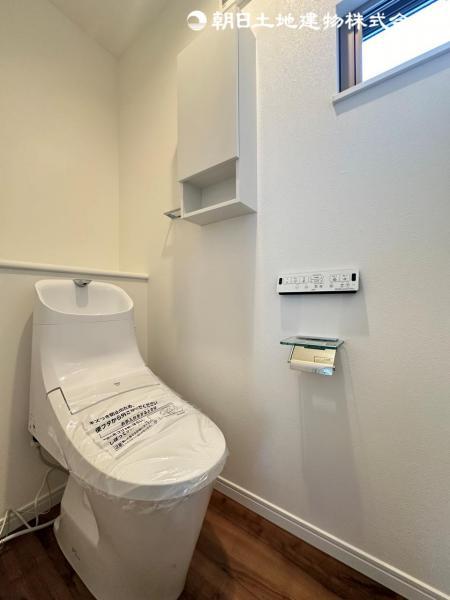温水洗浄機能付き便座で心も体もいつも清潔に保つ便利機能。寒い冬場にもとても嬉しい装備です。 【内外観】トイレ