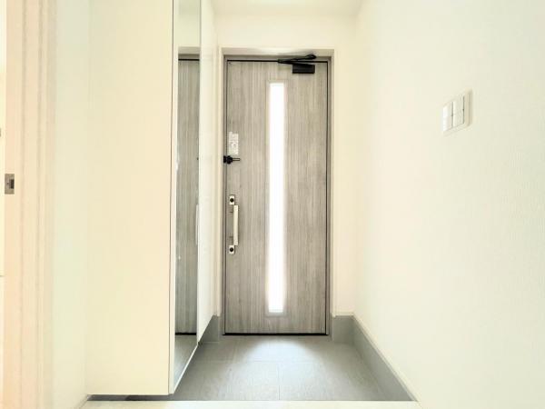 【玄関】住まいの第一印象を決める玄関スペース、ホワイト系の下足入れを使用 【内外観】玄関