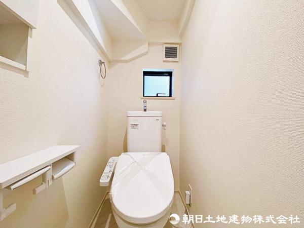 トイレはシンプルで清潔感があり、快適な使用を約束します。 【内外観】トイレ