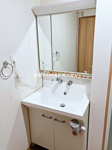 収納力と機能性に優れたお手入れラクラク三面鏡洗面化粧台です 【内外観】洗面台・洗面所