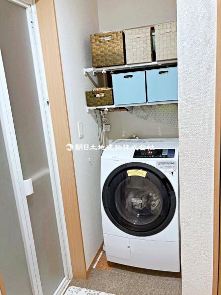 ドラム式洗濯機も置けるゆったりとしたランドリーコーナー 【内外観】洗面台・洗面所