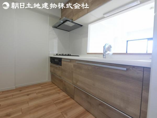 ＜キッチン＞冷蔵庫や食器棚を置いても広い作業スペースが確保できます 【内外観】キッチン