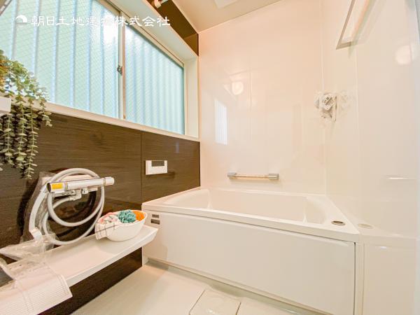 【浴室】窓のあるバスルームは明るく気持ちの良い空間です！！　換気環境も良好。掃除もスムーズに出来ます。 【内外観】浴室