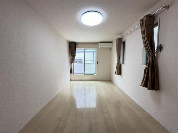 広々とした主寝室は、2面採光により、陽射しがたっぷりと射し込みます。 【内外観】リビング以外の居室
