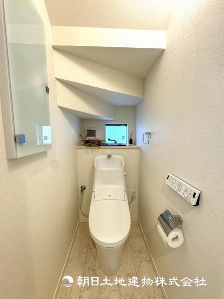 【トイレ】いつでもキレイに、オシャレな空間へと進化しつつもお手入れしやいよう収納もしっかりあります 【内外観】トイレ