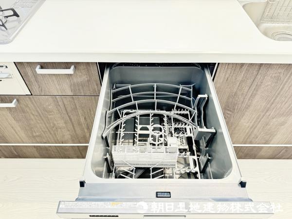 ＜キッチン＞奥様に人気のビルトイン食器洗浄機付です。 【設備】その他設備