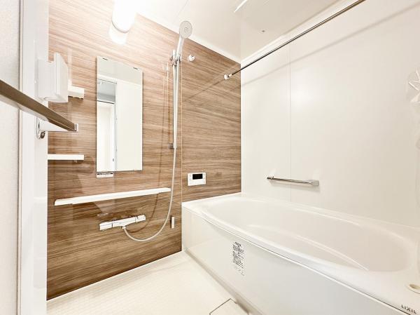落ち着きのあるツートンの壁色やストレートタイプの浴槽、換気乾燥暖房機など快適なバスタイムを過ごせます。 【内外観】浴室